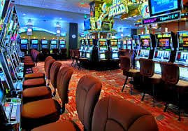 Antarmuka aplikasi pulibet menampilkan menu game slot dan live casino